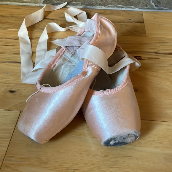 Used custom Suffolk stellar pointe shoes - Picture 3 of 4